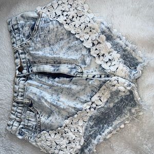 Cute beach / park Jean shorts 🦋